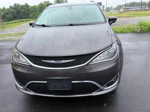 Used 2018 Chrysler Pacifica Touring-L FWD image 2