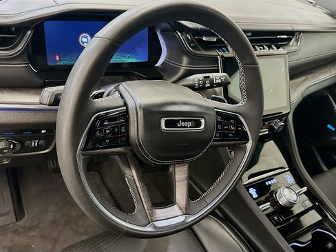 Used 2023 Jeep Grand Cherokee Overland w/ Luxury Tech Group IV AWD/4WD image 18
