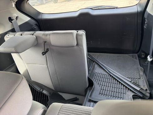 Used 2022 Toyota Highlander LE image 9