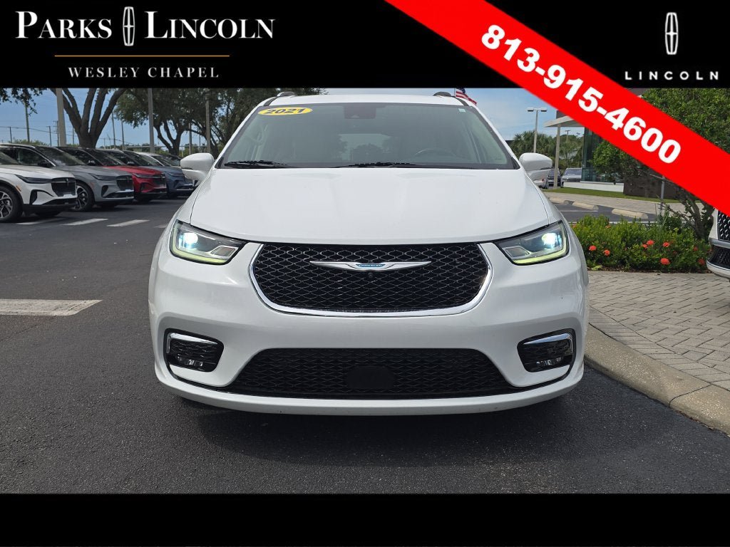 Used 2021 Chrysler Pacifica Touring-L w/ Uconnect Theater Family Group FWD image 2