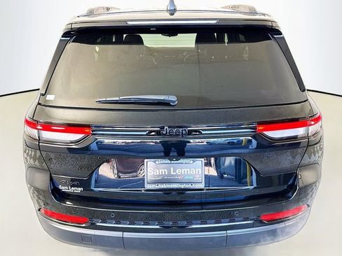 Used 2023 Jeep Grand Cherokee Altitude image 6