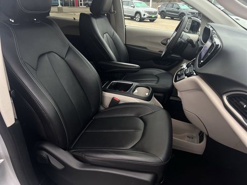 Used 2024 Chrysler Pacifica Touring-L image 21