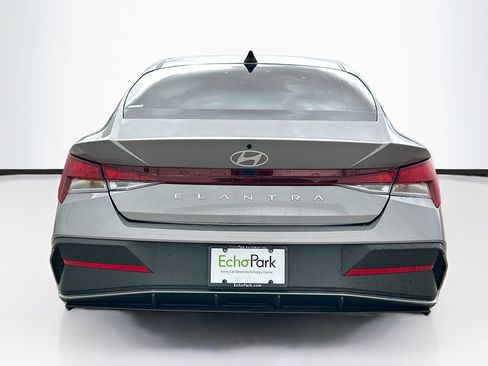 Used 2024 Hyundai Elantra SE image 7