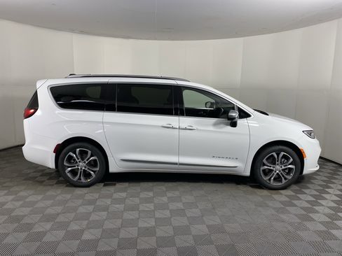 New 2026 Chrysler Pacifica Pinnacle w/ Trailer Tow Group AWD/4WD image 7