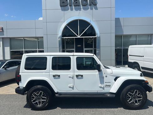 Used 2024 Jeep Wrangler Sahara image 5
