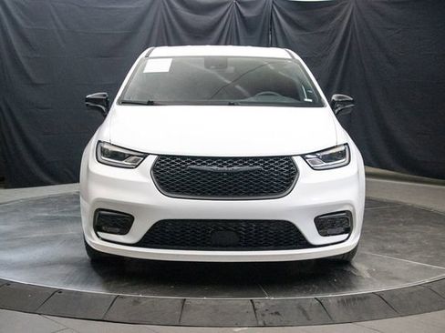 Used 2024 Chrysler Pacifica Limited FWD image 4