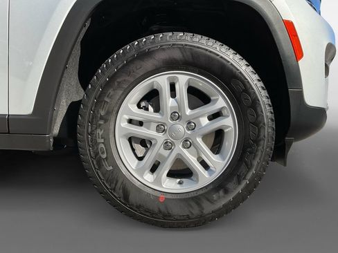 Used 2025 Jeep Grand Cherokee Laredo RWD image 8