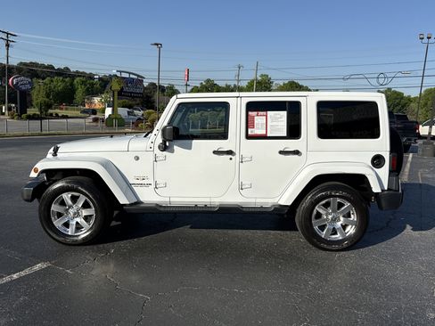Used 2017 Jeep Wrangler Unlimited Sahara w/ Connectivity Group AWD/4WD image 3