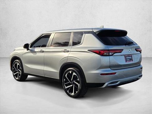 Used 2022 Mitsubishi Outlander SE image 8