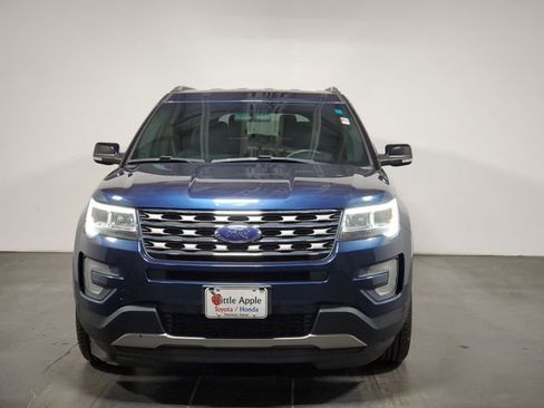 Used 2017 Ford Explorer XLT image 3