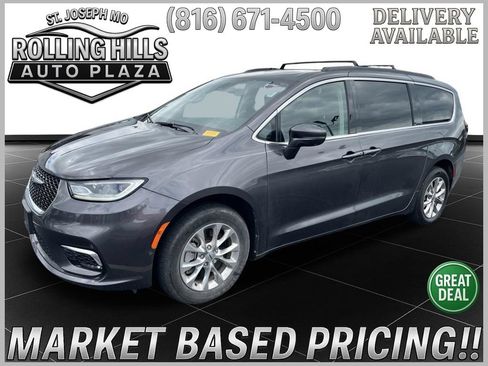 Used 2022 Chrysler Pacifica Touring-L w/ Uconnect Theater Family Group AWD/4WD image 1