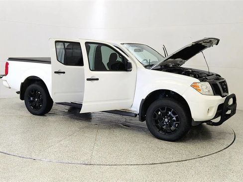 Used 2021 Nissan Frontier SV w/ Midnight Edition Floor Mats AWD/4WD image 9