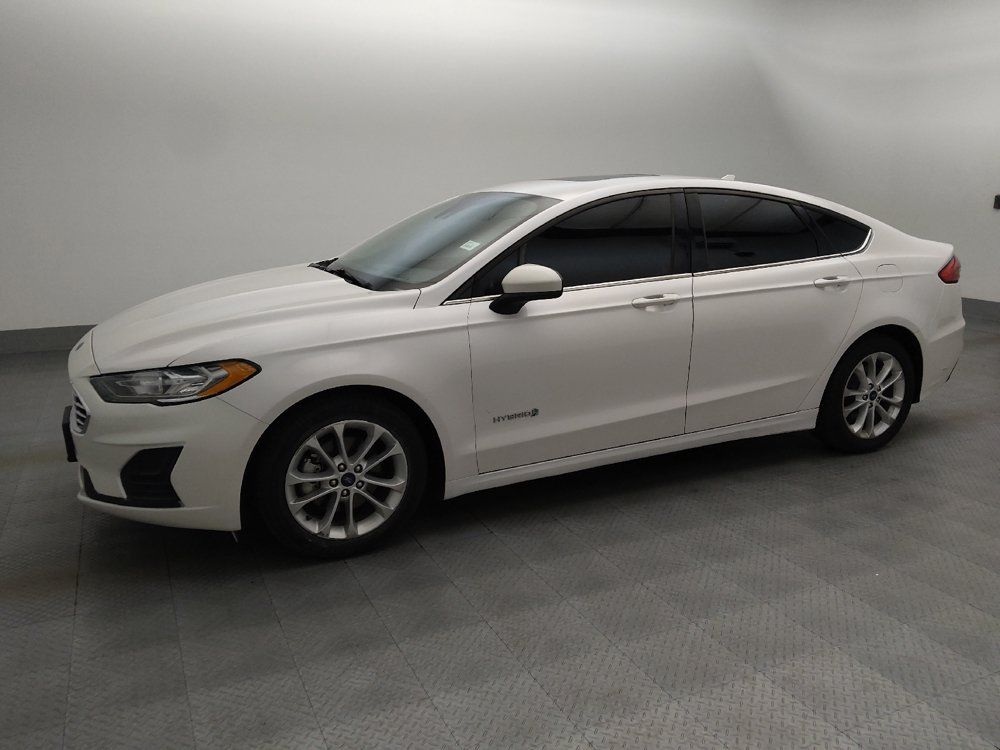 Used 2019 Ford Fusion SE FWD image 2