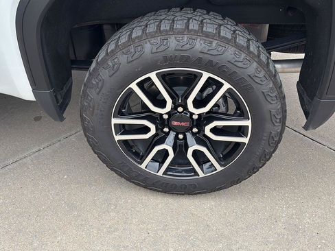 Used 2025 GMC Sierra 1500 AT4 w/ AT4 Premium Package AWD/4WD image 13