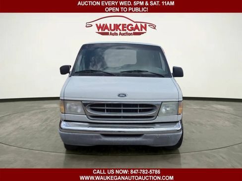 Used 1999 Ford E-150 and Econoline 150 Wagon RWD image 2