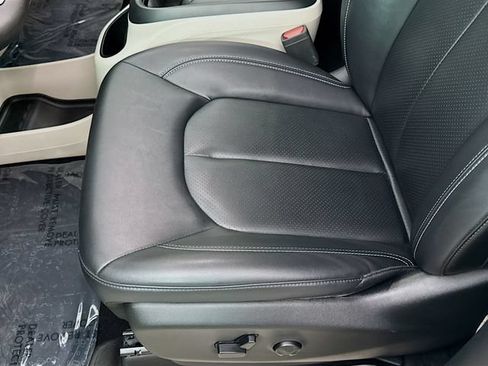 Used 2024 Chrysler Pacifica Touring-L FWD image 18