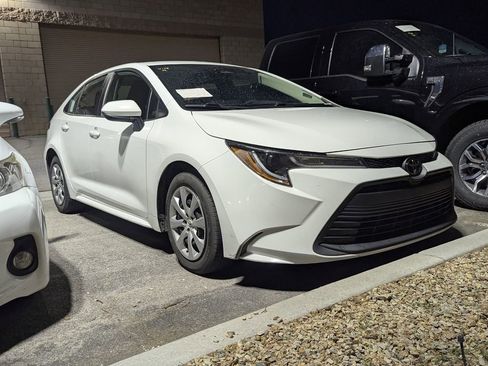 Used 2023 Toyota Corolla LE FWD image 3