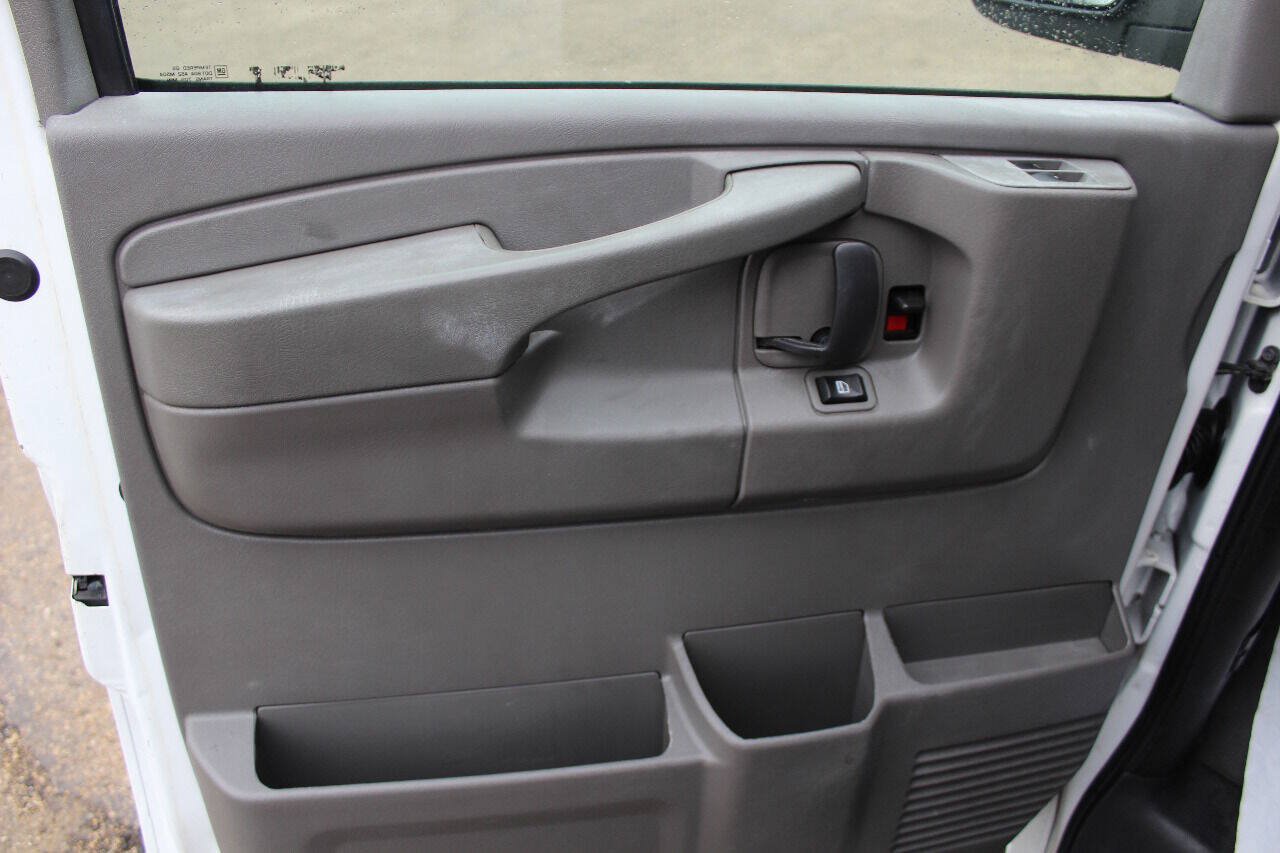 Used 2014 Chevrolet Express 2500 RWD image 12