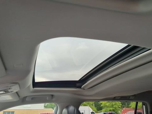 Used 2020 Toyota Highlander XLE AWD/4WD image 19