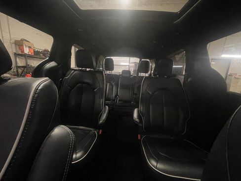 Used 2025 Chrysler Pacifica Limited image 44