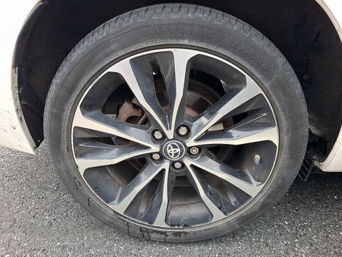 Used 2018 Toyota Corolla SE w/ SE Premium Package FWD image 8
