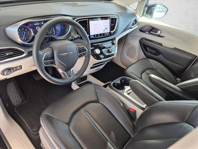 Used 2024 Chrysler Pacifica Touring-L FWD image 10