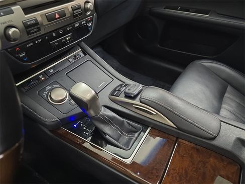 Used 2016 Lexus ES 350 w/ Luxury Package w/Wood Trim image 28