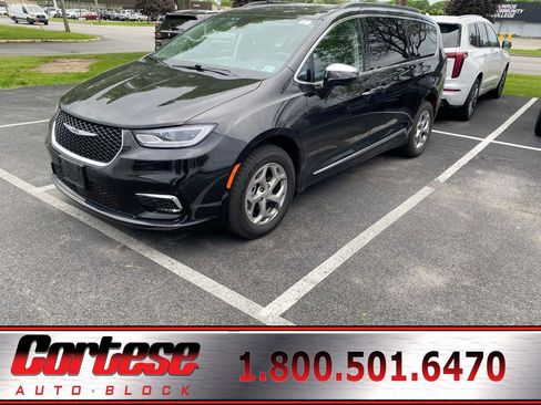 Used 2022 Chrysler Pacifica Limited w/ Uconnect Theater Family Group AWD/4WD image 1