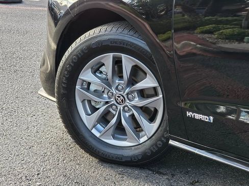 Used 2021 Toyota Sienna XLE image 8