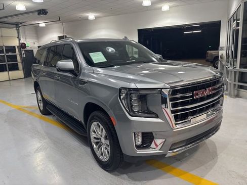 Used 2023 GMC Yukon XL SLT w/ SLT Premium Package image 3
