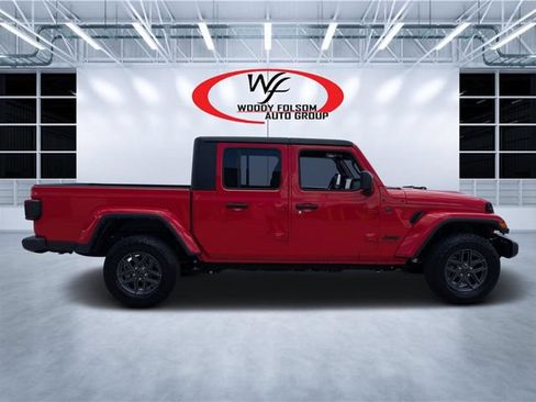 Used 2024 Jeep Gladiator Sport AWD/4WD image 2
