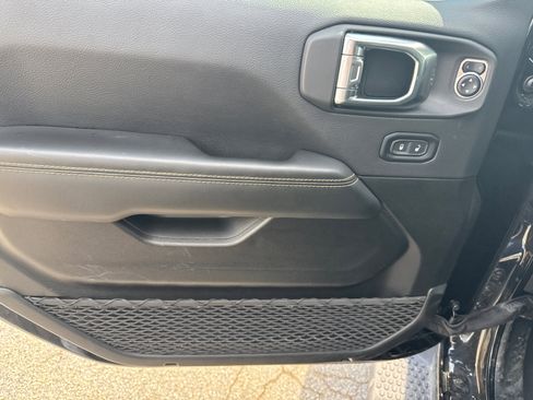 Used 2025 Jeep Wrangler Sahara image 10