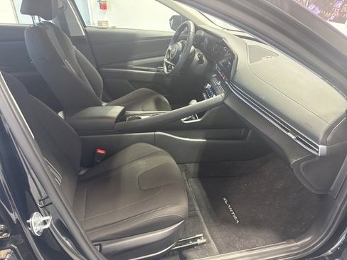 Used 2025 Hyundai Elantra SEL image 19