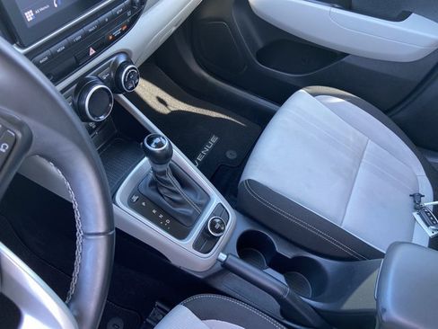 Used 2024 Hyundai Venue SEL image 23