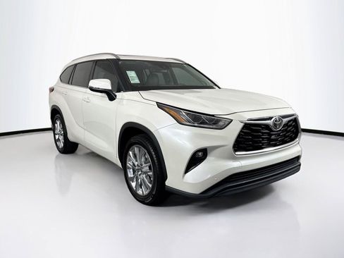 Used 2021 Toyota Highlander Limited FWD image 10