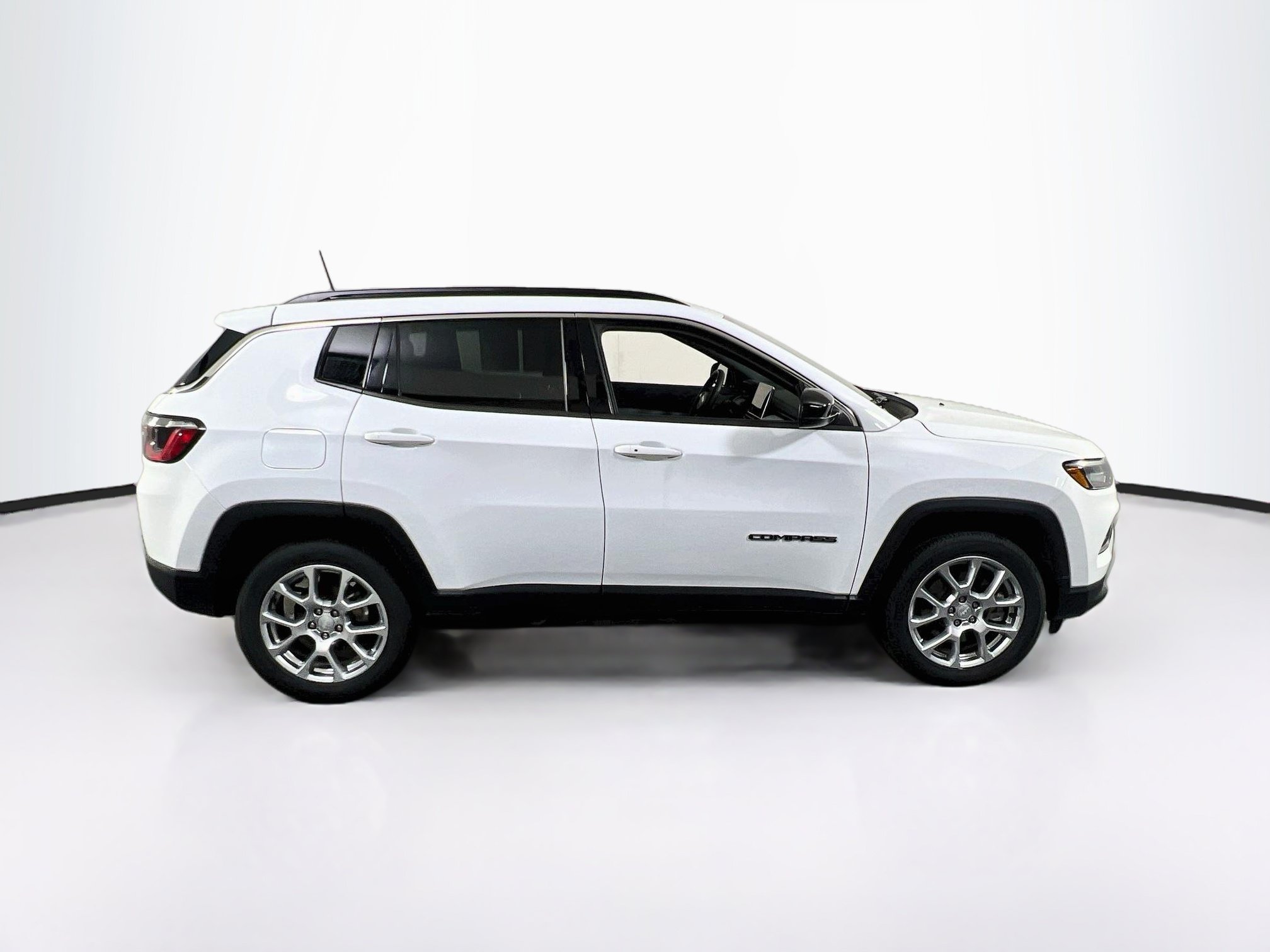 Used 2023 Jeep Compass Latitude AWD/4WD image 4