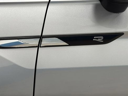 Used 2022 Volkswagen Tiguan SE R-Line image 36