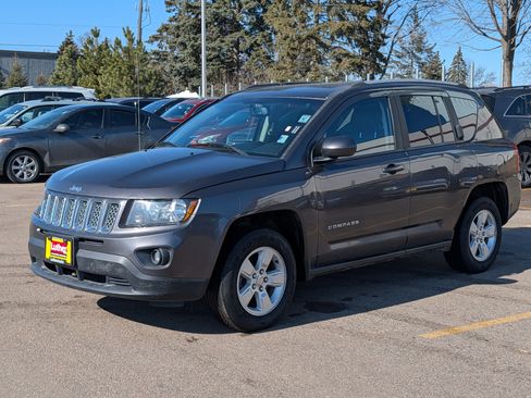 Used 2017 Jeep Compass Latitude image 3