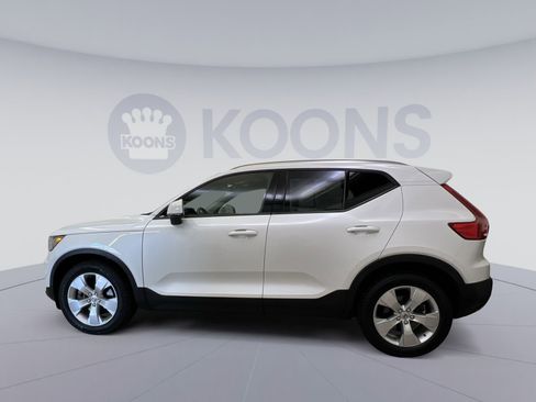 Used 2021 Volvo XC40 T5 Momentum w/ Premium Package image 2