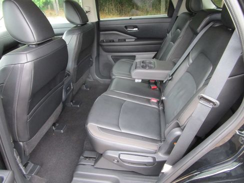 Used 2024 Nissan Pathfinder SL FWD image 16
