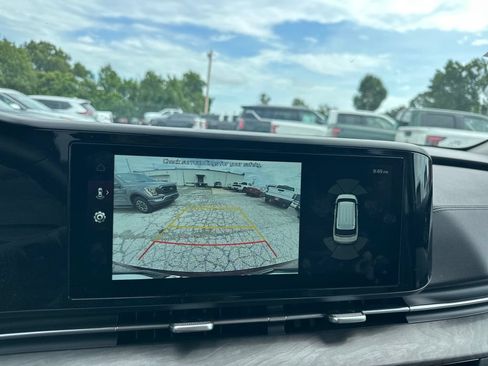Used 2024 Kia Carnival EX FWD image 17