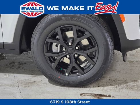 New 2025 Jeep Grand Cherokee Altitude image 14