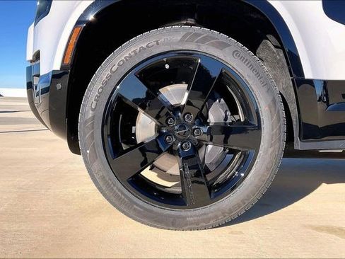 New 2026 Land Rover Defender 110 X-Dynamic SE image 15