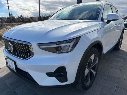 Used 2025 Volvo XC40 B5 Plus image 5