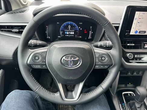 Used 2025 Toyota Corolla Cross XLE image 2