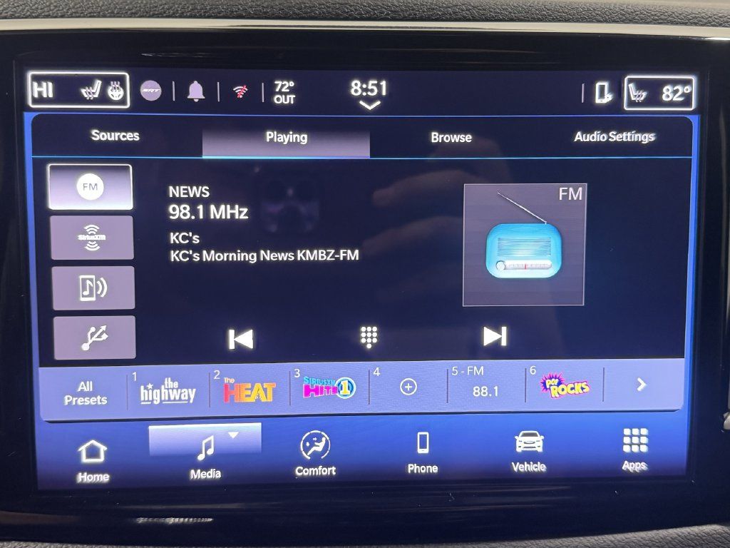 Used 2025 Chrysler Pacifica Select FWD image 3