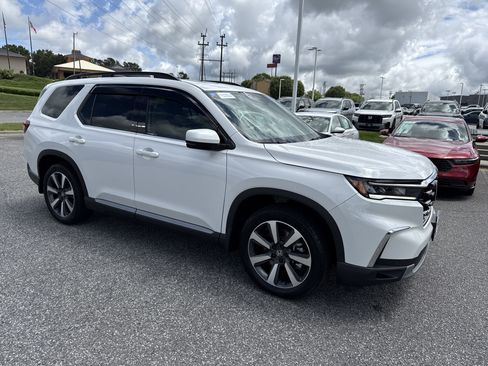 Used 2025 Honda Pilot Touring image 3