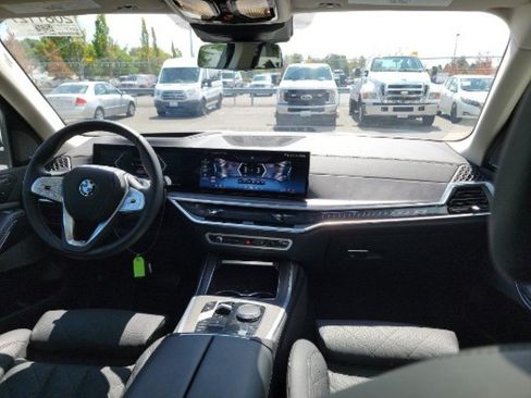 Used 2025 BMW X7 xDrive40i w/ Premium Package AWD/4WD image 7