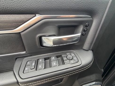 Used 2025 RAM 2500 Laramie AWD/4WD image 32