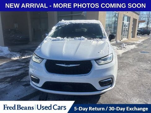 Used 2024 Chrysler Pacifica Touring-L image 2